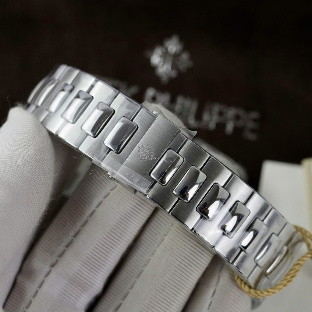 Đồng hồ Patek Philippe Nautilus 5723 Super Fake 11 đính đá baguette 40mm (2)