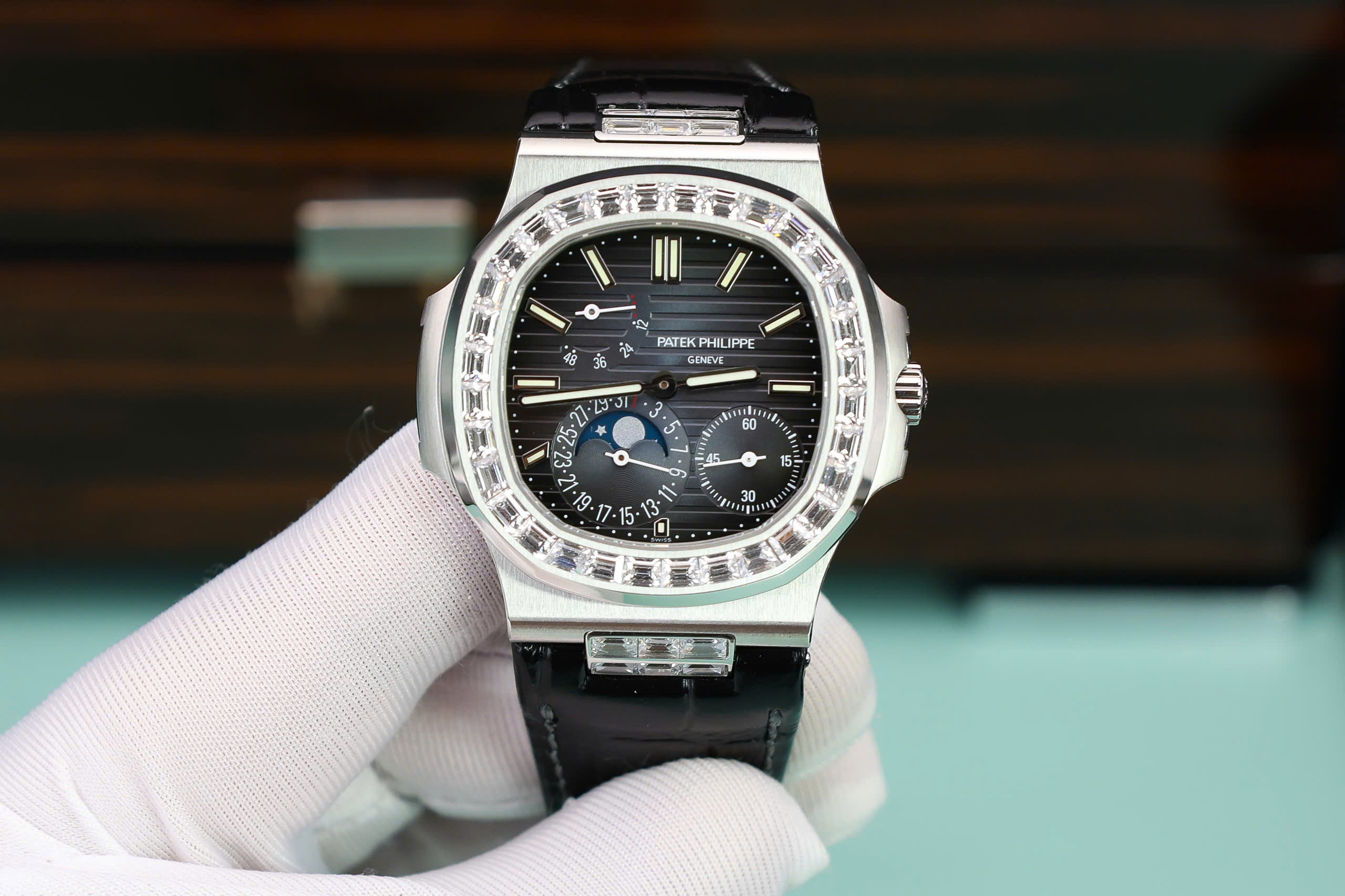 Đồng hồ Patek Philippe Nautilus 5724G Replica 11 đính đá baguette nhà máy PPF 40mm (1) Đồng hồ Patek Philippe Nautilus 5724G Replica 11 đính đá baguette nhà máy PPF 40mm (2)