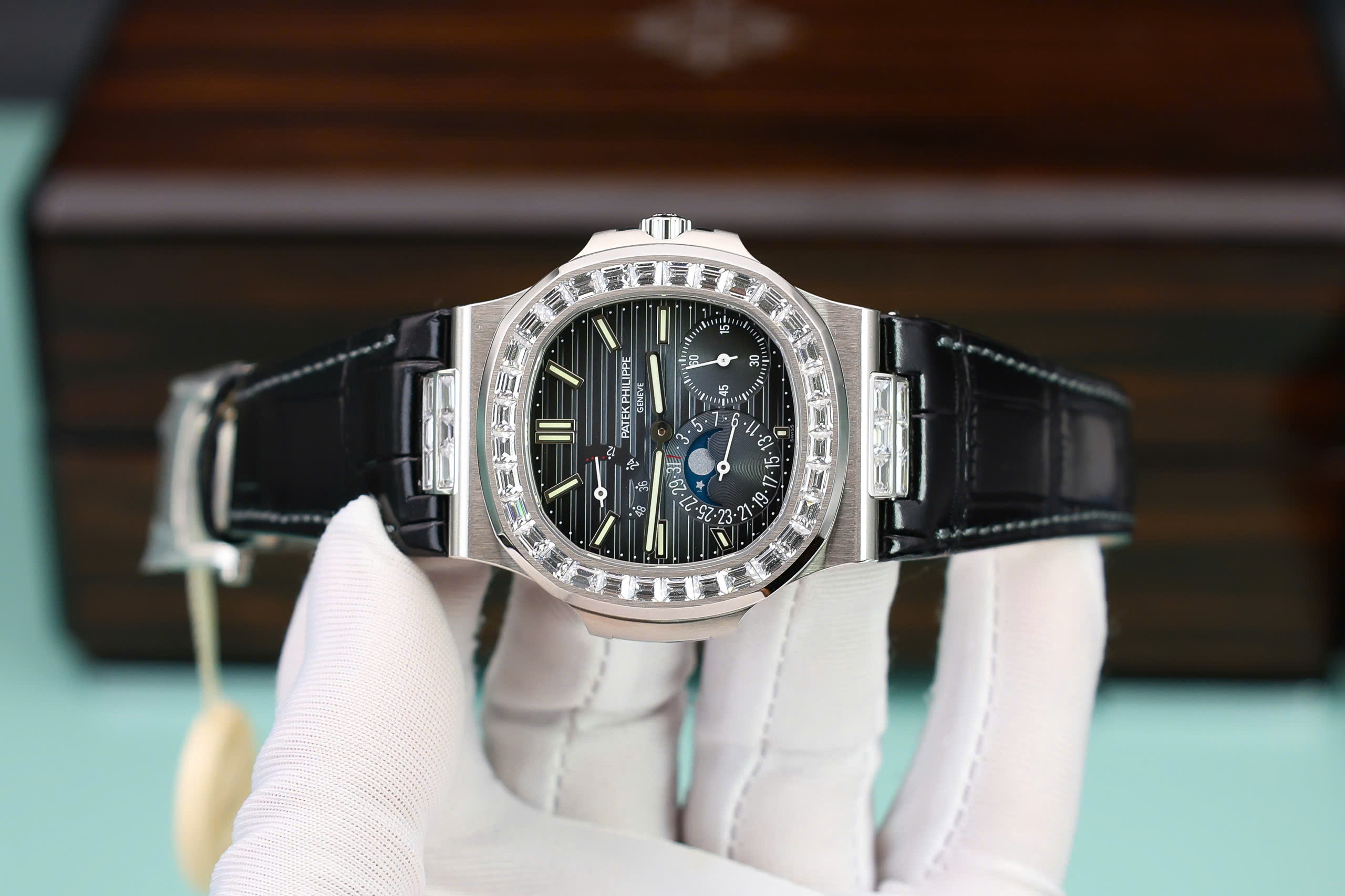 Đồng hồ Patek Philippe Nautilus 5724G Replica 11 đính đá baguette nhà máy PPF 40mm (2) Đồng hồ Patek Philippe Nautilus 5724G Replica 11 đính đá baguette nhà máy PPF 40mm (2)