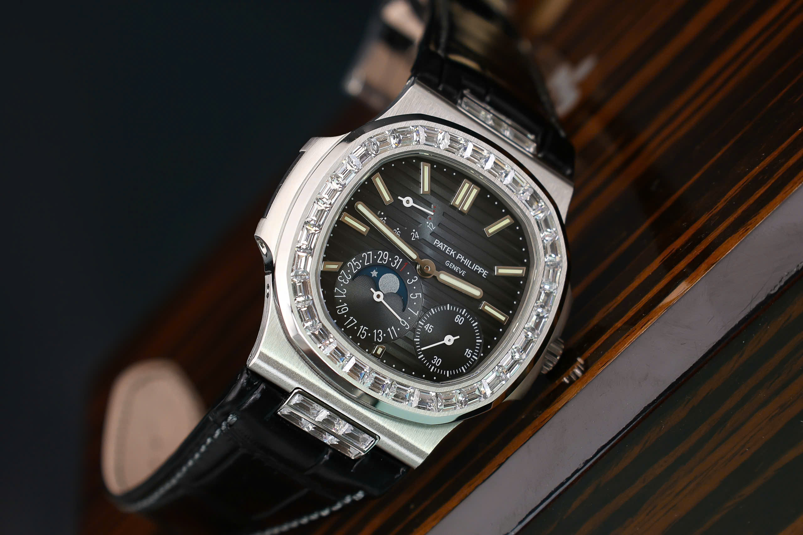 Đồng hồ Patek Philippe Nautilus 5724G Replica 11 đính đá baguette nhà máy PPF 40mm (3) Đồng hồ Patek Philippe Nautilus 5724G Replica 11 đính đá baguette nhà máy PPF 40mm (2)