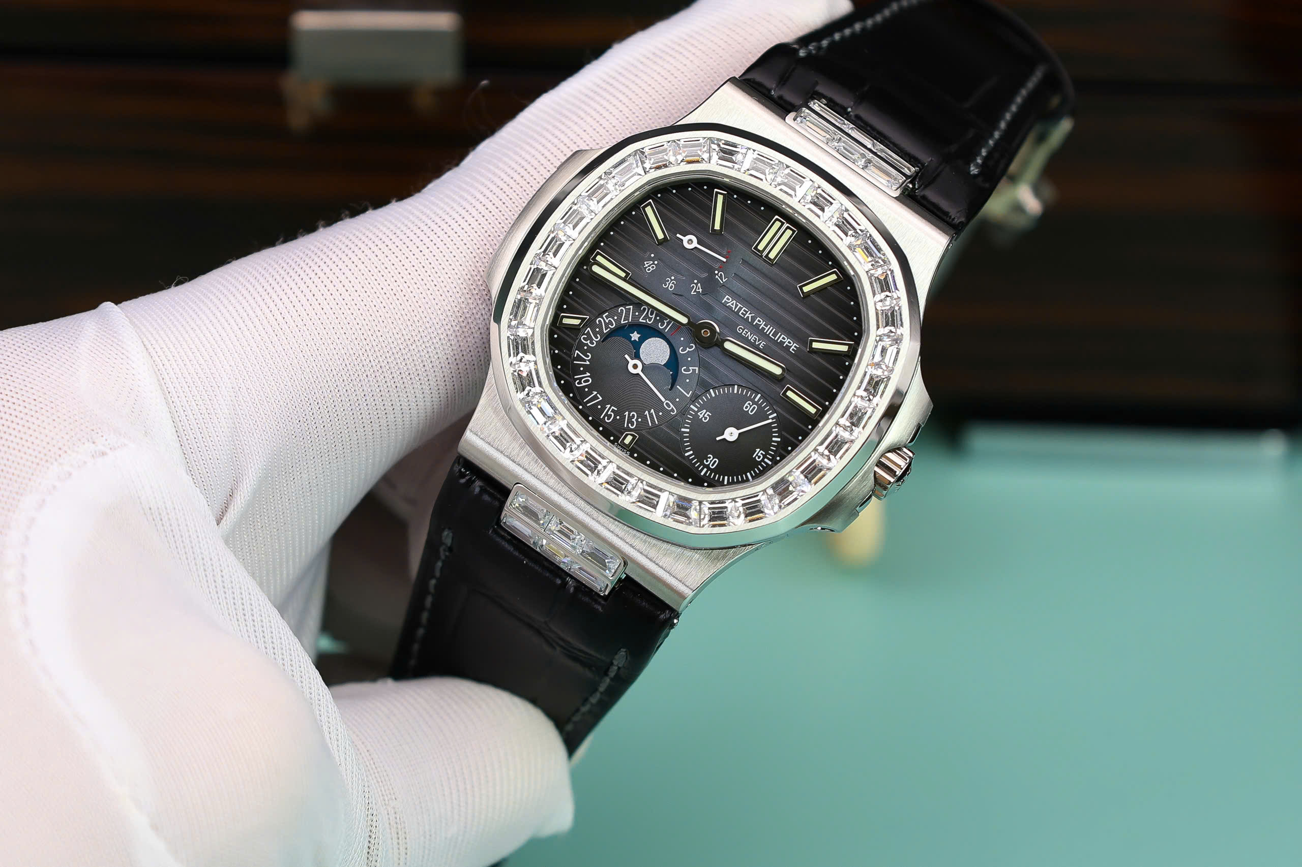 Đồng hồ Patek Philippe Nautilus 5724G Replica 11 đính đá baguette nhà máy PPF 40mm (4) Đồng hồ Patek Philippe Nautilus 5724G Replica 11 đính đá baguette nhà máy PPF 40mm (2)