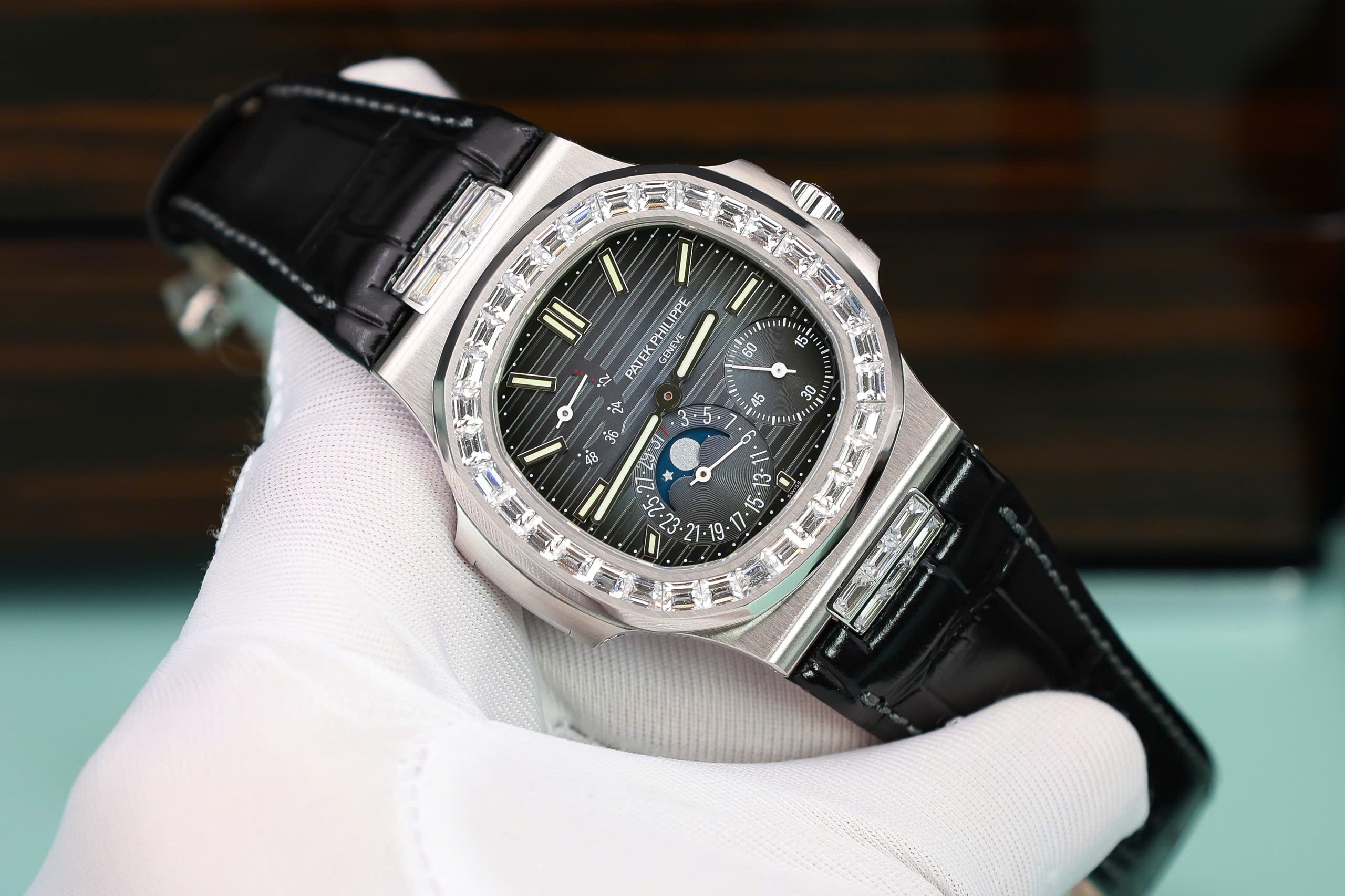 Đồng hồ Patek Philippe Nautilus 5724G Replica 11 đính đá baguette nhà máy PPF 40mm (5) Đồng hồ Patek Philippe Nautilus 5724G Replica 11 đính đá baguette nhà máy PPF 40mm (2)