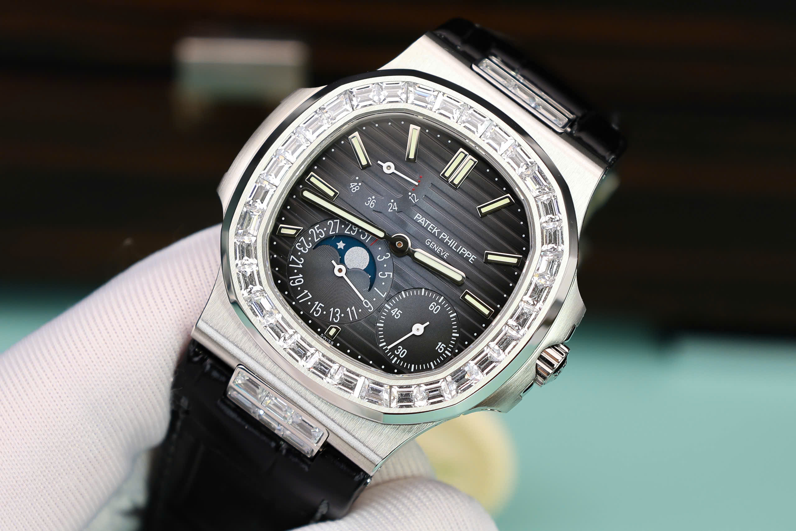 Đồng hồ Patek Philippe Nautilus 5724G Replica 11 đính đá baguette nhà máy PPF 40mm (7) Đồng hồ Patek Philippe Nautilus 5724G Replica 11 đính đá baguette nhà máy PPF 40mm (2)