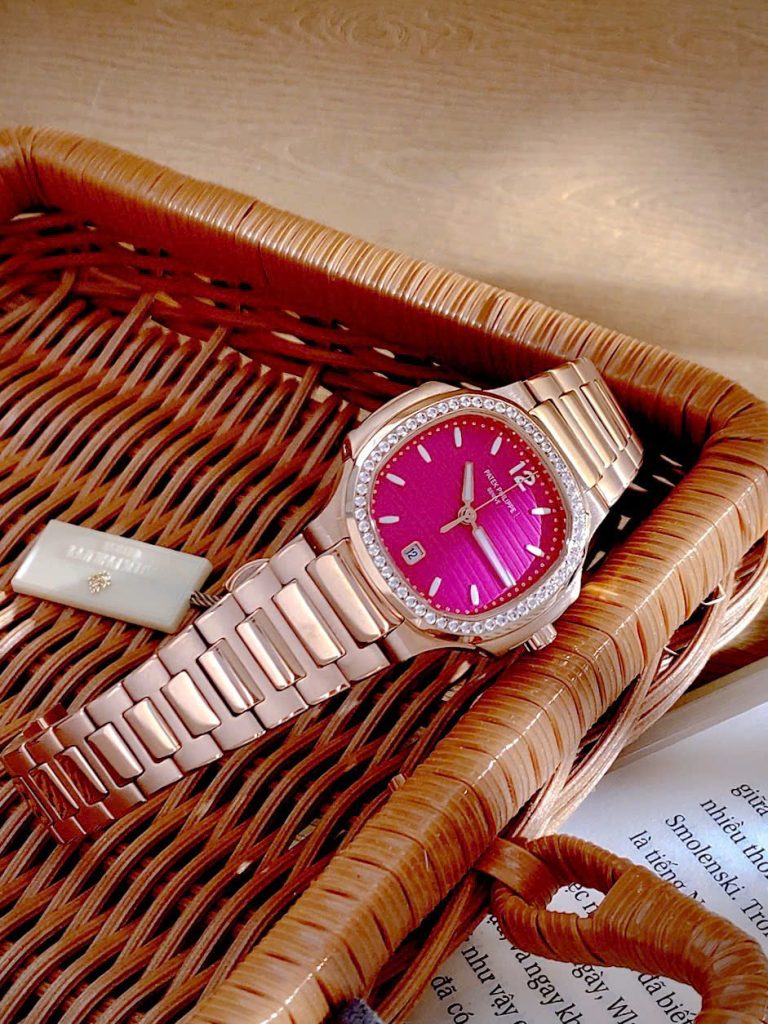 Đồng hồ Patek Philippe Nautilus nữ niềng đá mặt tím Fake cao cấp 35mm (4)