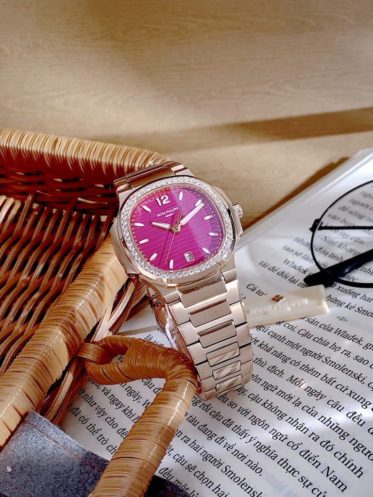 Đồng hồ Patek Philippe Nautilus nữ niềng đá mặt tím Fake cao cấp 35mm (4)