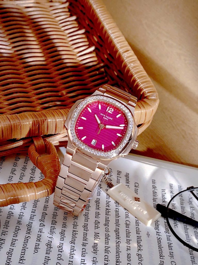 Đồng hồ Patek Philippe Nautilus nữ niềng đá mặt tím Fake cao cấp 35mm (4)