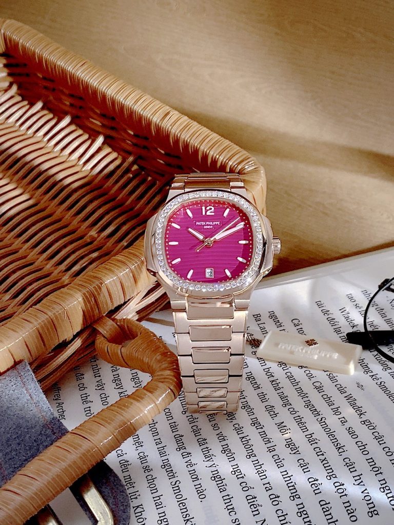 Đồng hồ Patek Philippe Nautilus nữ niềng đá mặt tím Fake cao cấp 35mm (4)