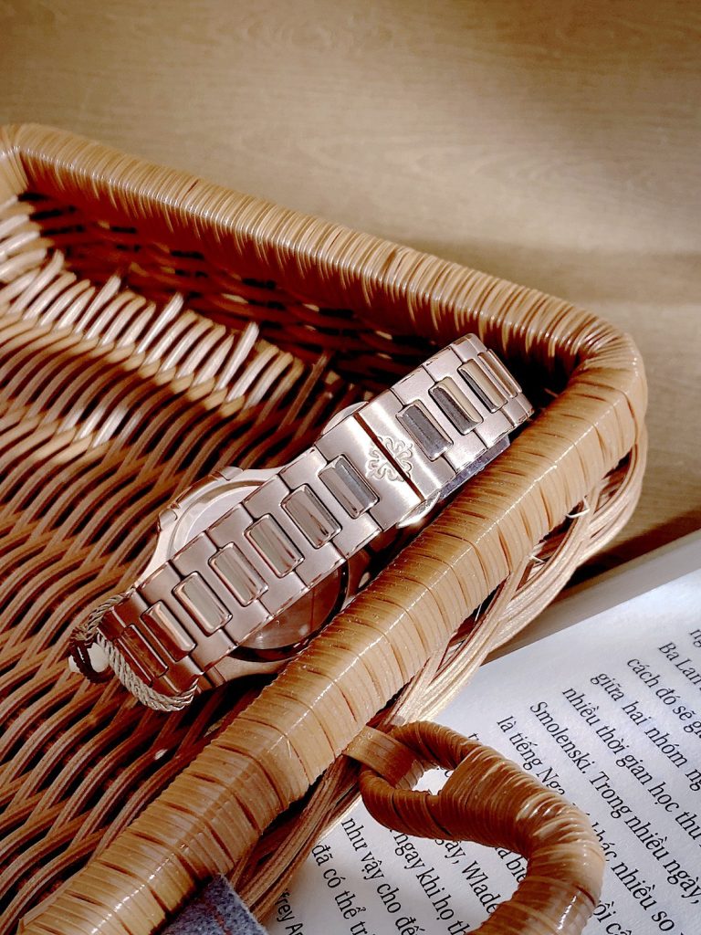 Đồng hồ Patek Philippe Nautilus nữ niềng đá mặt tím Fake cao cấp 35mm (4)