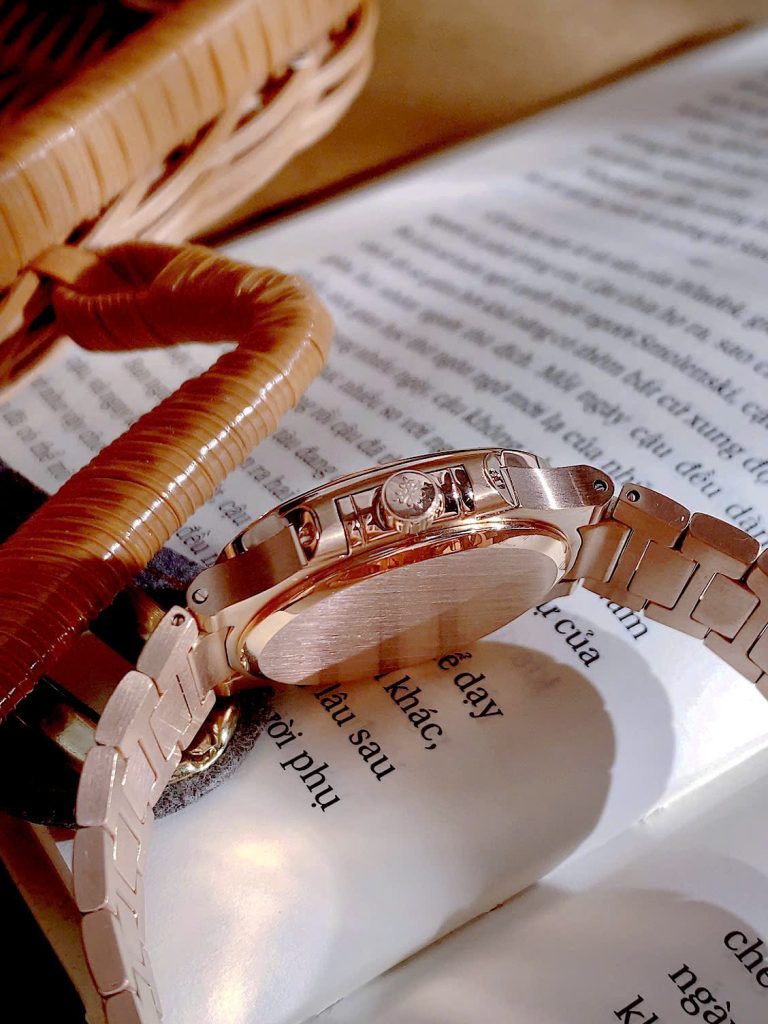 Đồng hồ Patek Philippe Nautilus nữ niềng đá mặt tím Fake cao cấp 35mm (4)