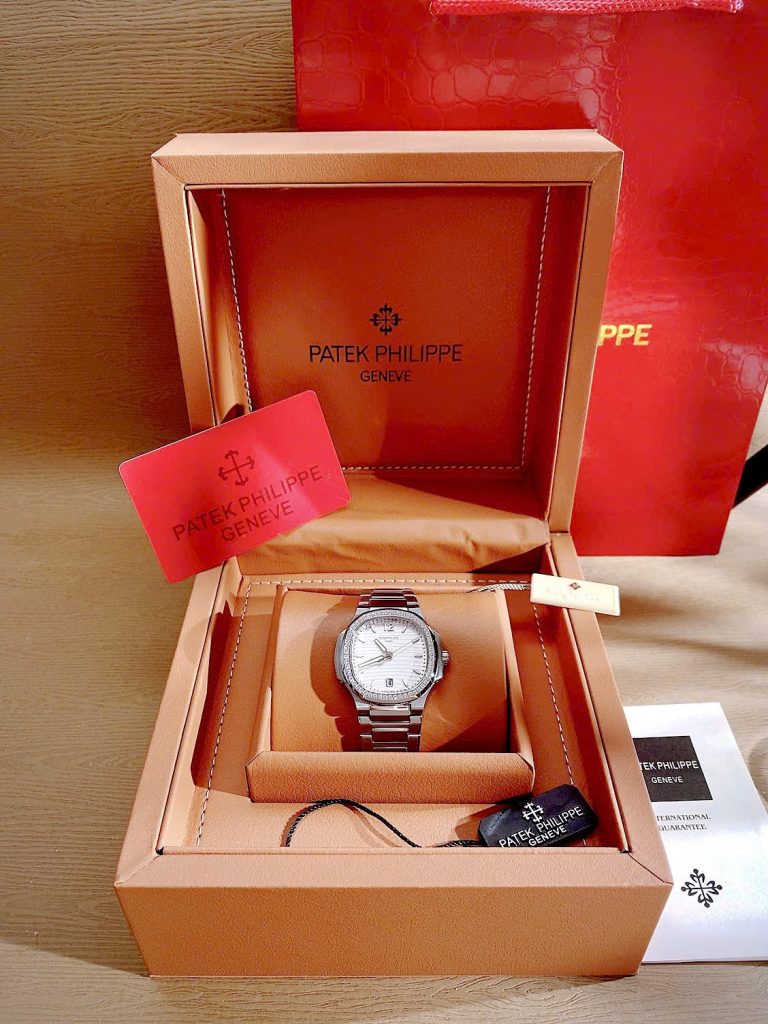 Đồng hồ Patek Philippe Nautilus nữ niềng đá mặt trắng Fake cao cấp 35mm (9)