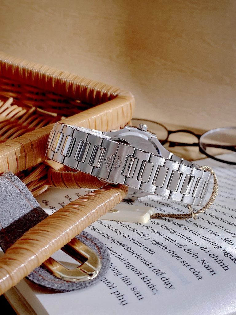 Đồng hồ Patek Philippe Nautilus nữ niềng đá mặt trắng Fake cao cấp 35mm (9)