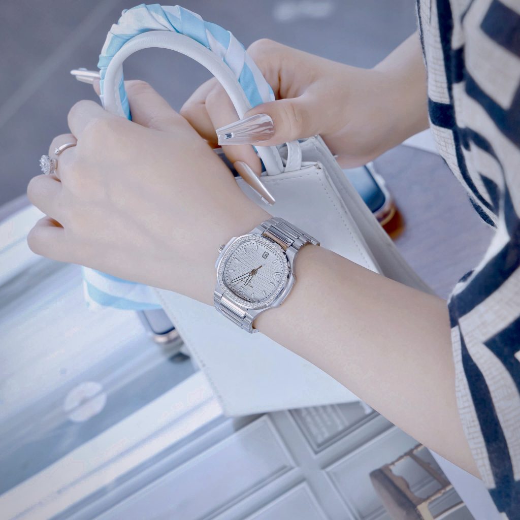 Đồng hồ Patek Philippe Nautilus nữ niềng đá mặt trắng Fake cao cấp 35mm (9)