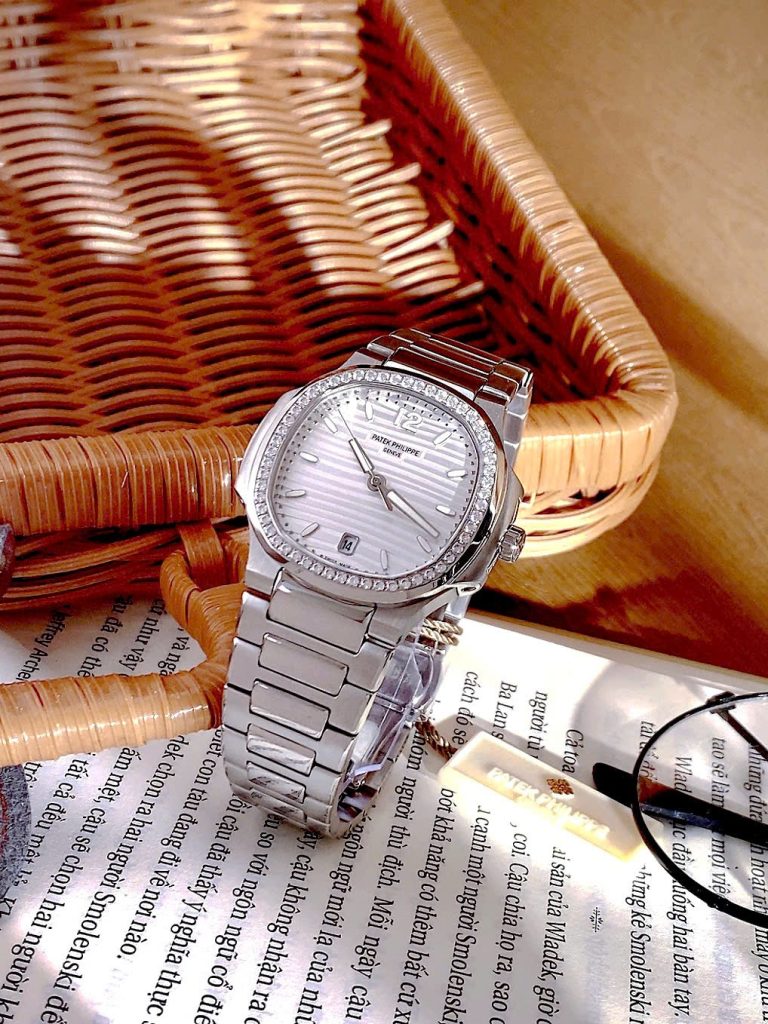 Đồng hồ Patek Philippe Nautilus nữ niềng đá mặt trắng Fake cao cấp 35mm (9)