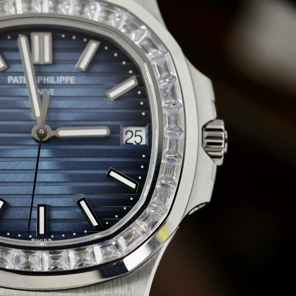 Đồng hồ Patek Philippe Rep 11 Nautilus 5723 mặt xanh đính đá nhà máy 3K