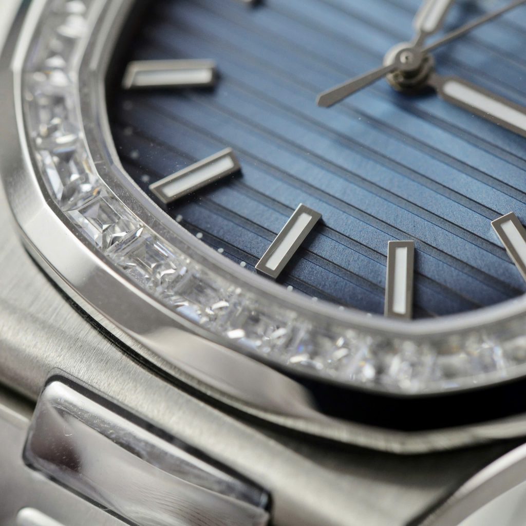 Đồng hồ Patek Philippe Rep 11 Nautilus 5723 mặt xanh đính đá nhà máy 3K