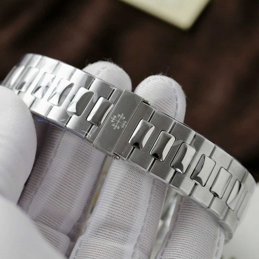 Đồng hồ Patek Philippe Rep 11 Nautilus 5723 mặt xanh đính đá nhà máy 3K