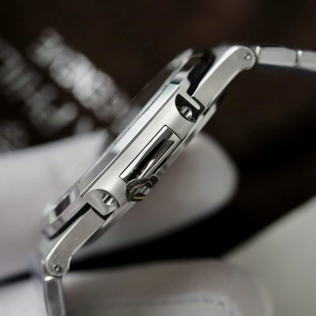 Đồng hồ Patek Philippe Rep 11 Nautilus 5723 mặt xanh đính đá nhà máy 3K