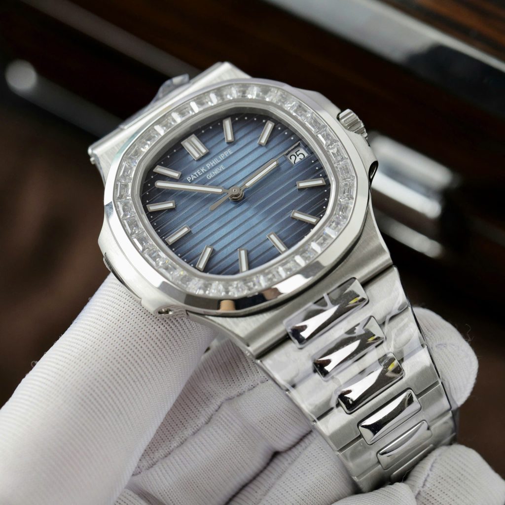 Đồng hồ Patek Philippe Rep 11 Nautilus 5723 mặt xanh đính đá nhà máy 3K