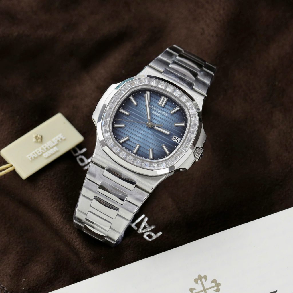 Đồng hồ Patek Philippe Rep 11 Nautilus 5723 mặt xanh đính đá nhà máy 3K
