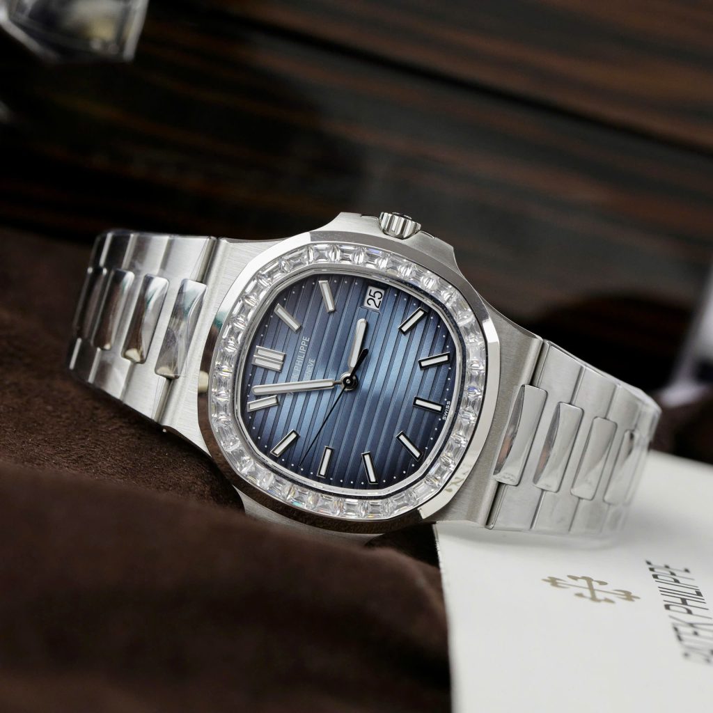 Đồng hồ Patek Philippe Rep 11 Nautilus 5723 mặt xanh đính đá nhà máy 3K