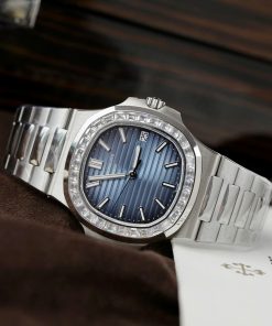Đồng hồ Patek Philippe Rep 11 Nautilus 5723 mặt xanh đính đá nhà máy 3K