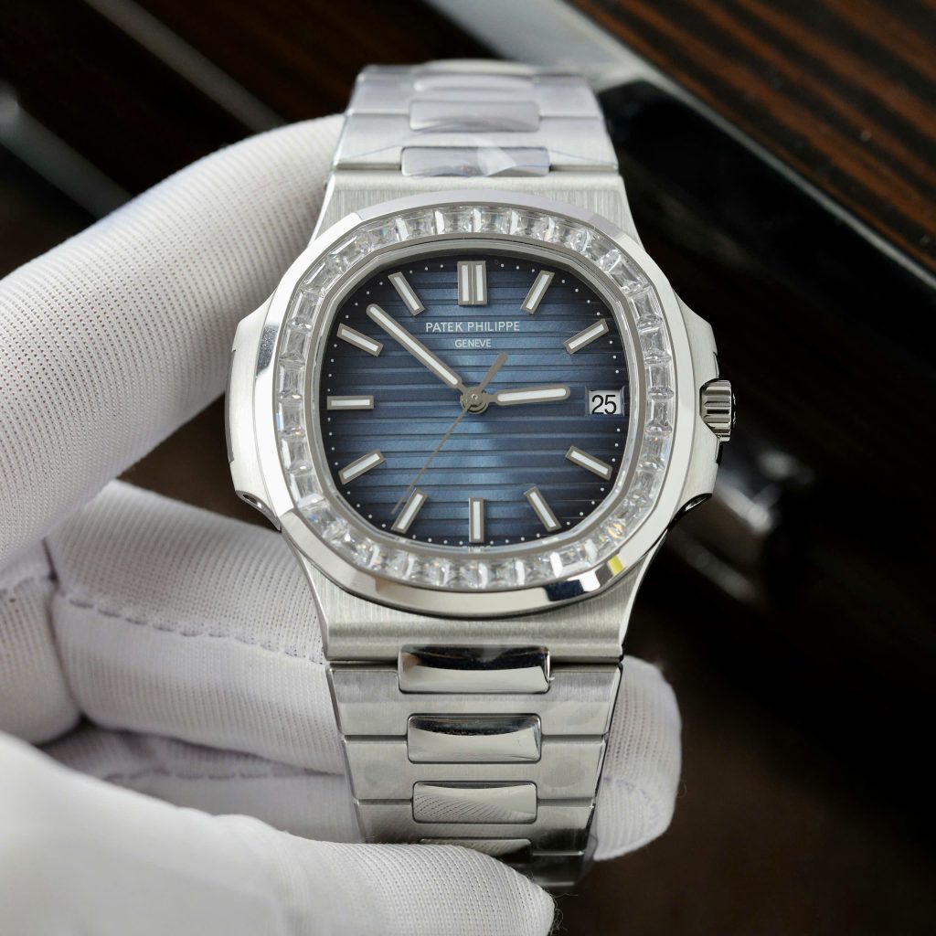 Đồng hồ Patek Philippe Rep 11 Nautilus 5723 mặt xanh đính đá nhà máy 3K