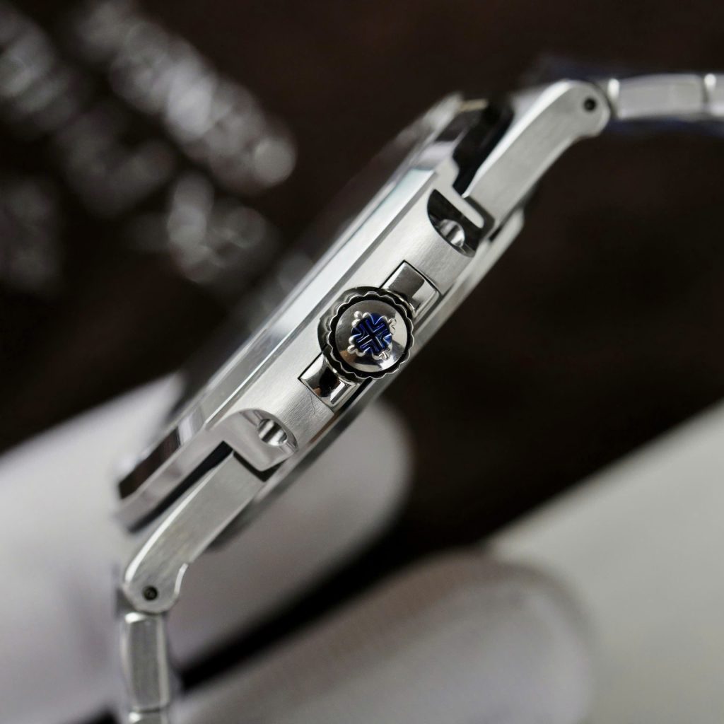 Đồng hồ Patek Philippe Rep 11 Nautilus 5723 mặt xanh đính đá nhà máy 3K