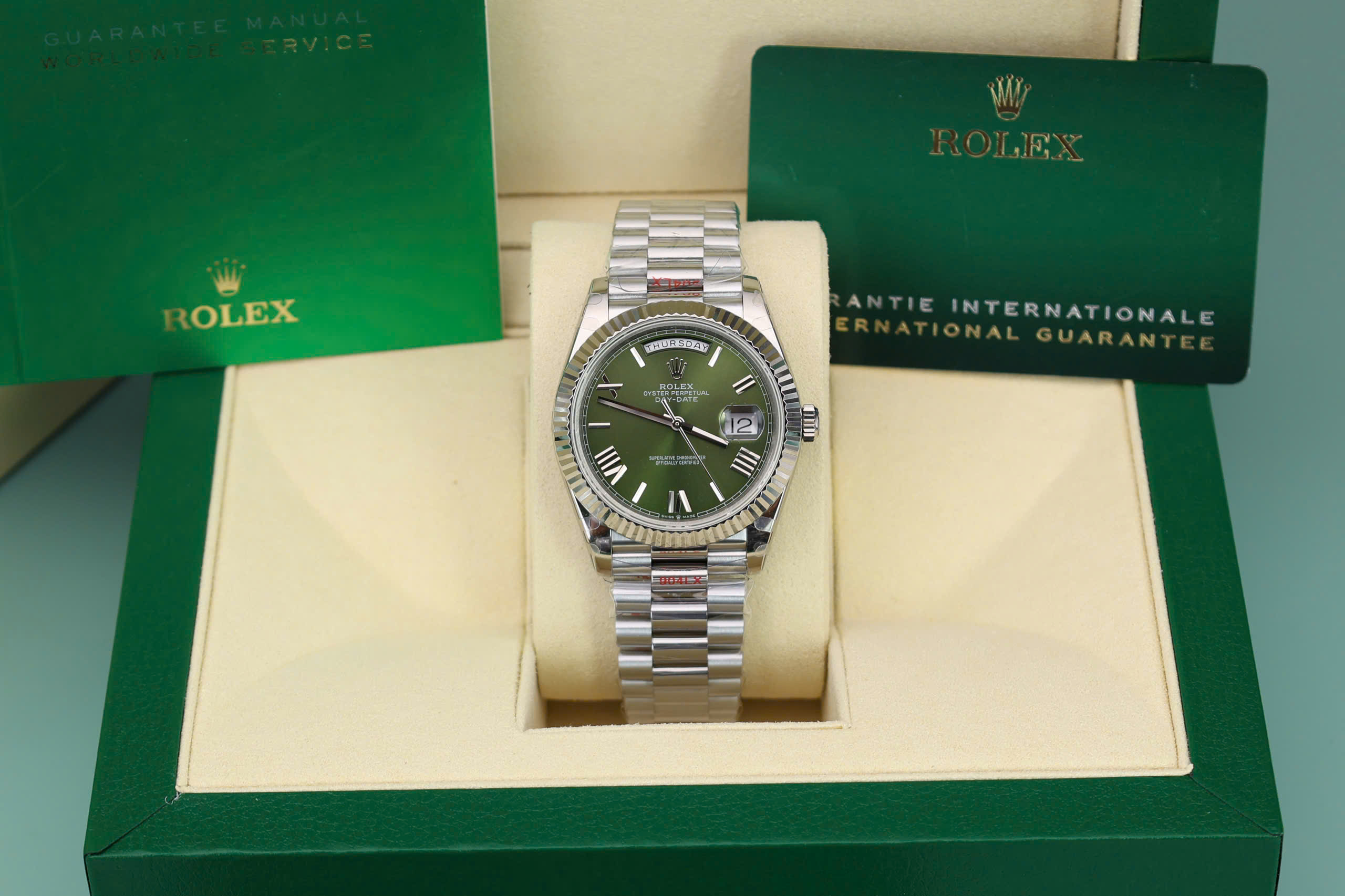 Đồng hồ Rolex Day-Date 228236 Chế Tác mặt xanh lá cây trọng lượng 175gram GM factory 40mm (1) Đồng hồ Rolex Day-Date 228236 Chế Tác mặt xanh lá cây trọng lượng 175gram GM factory 40mm (2)