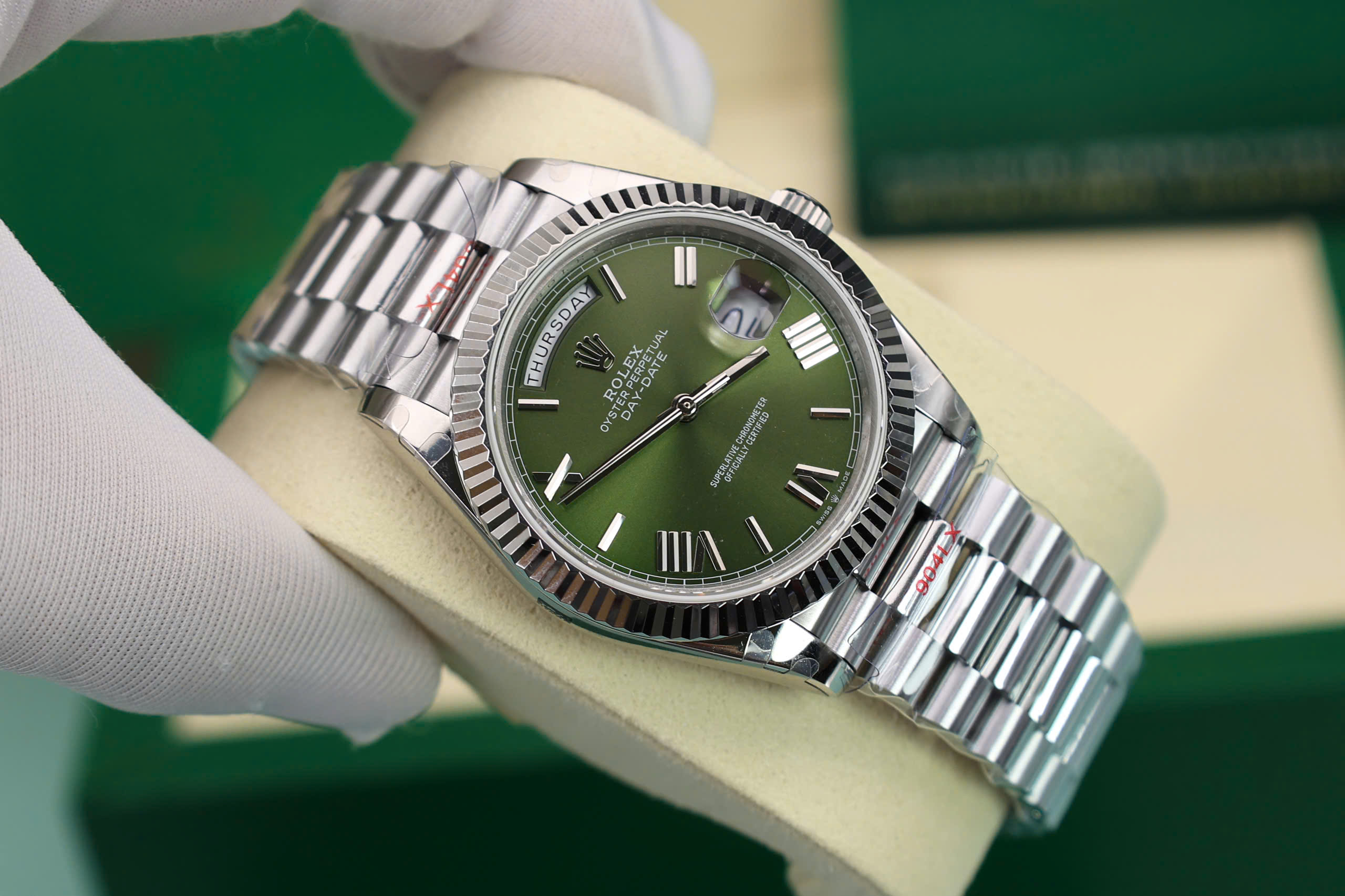 Đồng hồ Rolex Day-Date 228236 Chế Tác mặt xanh lá cây trọng lượng 175gram GM factory 40mm (3) Đồng hồ Rolex Day-Date 228236 Chế Tác mặt xanh lá cây trọng lượng 175gram GM factory 40mm (2)