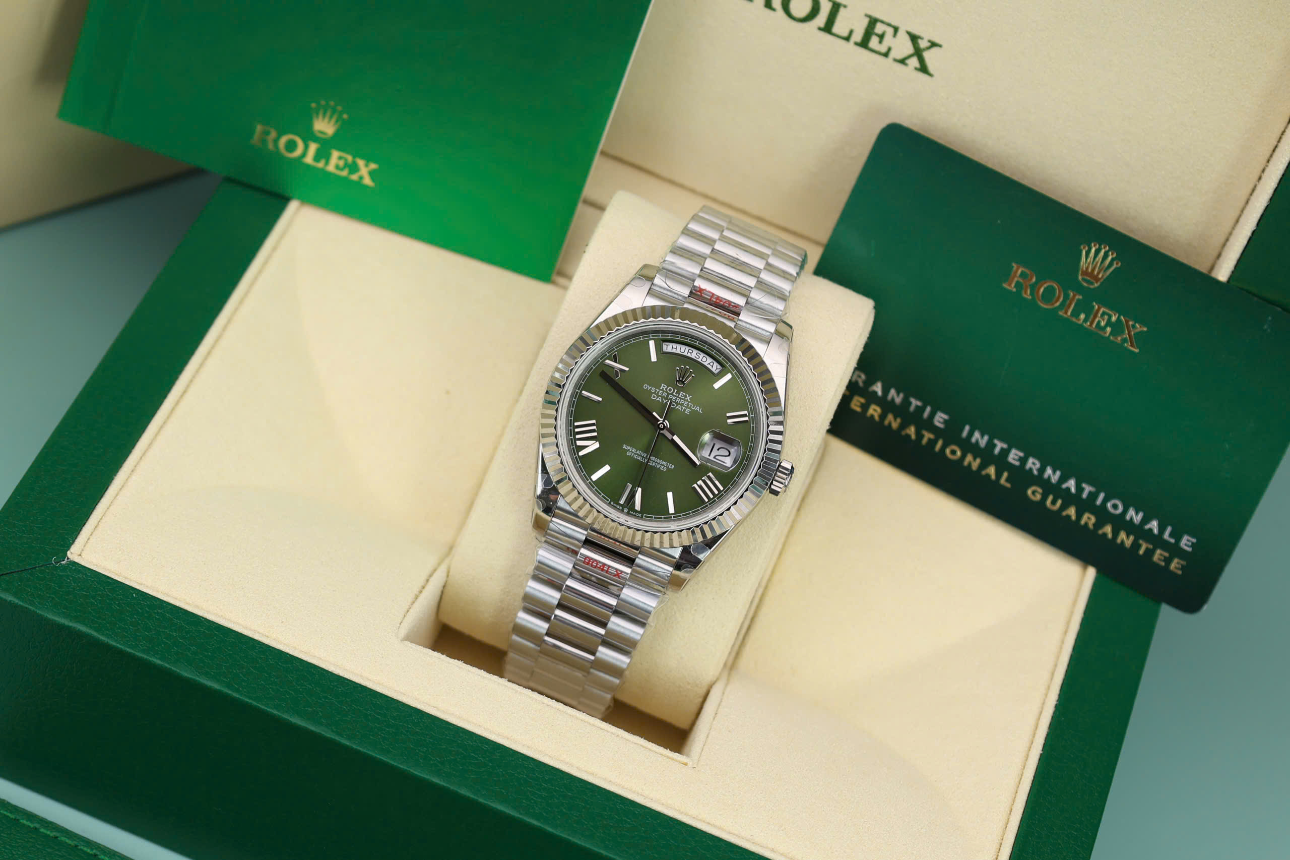 Đồng hồ Rolex Day-Date 228236 Chế Tác mặt xanh lá cây trọng lượng 175gram GM factory 40mm (6) Đồng hồ Rolex Day-Date 228236 Chế Tác mặt xanh lá cây trọng lượng 175gram GM factory 40mm (7)