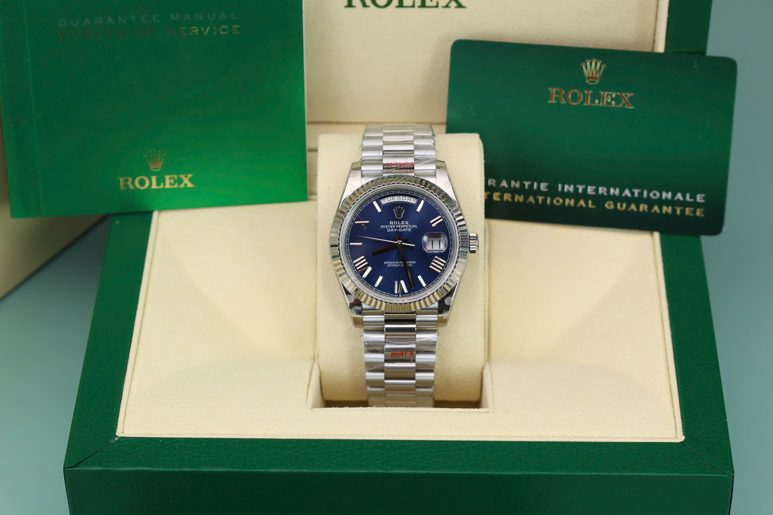 Đồng hồ Rolex Day-Date 228236 Replica 11 mặt xanh blue cọc số la mã 175gram GMF 40mm Đồng hồ Rolex Day-Date 228236 Replica 11 mặt xanh blue cọc số la mã 175gram GMF 40mm