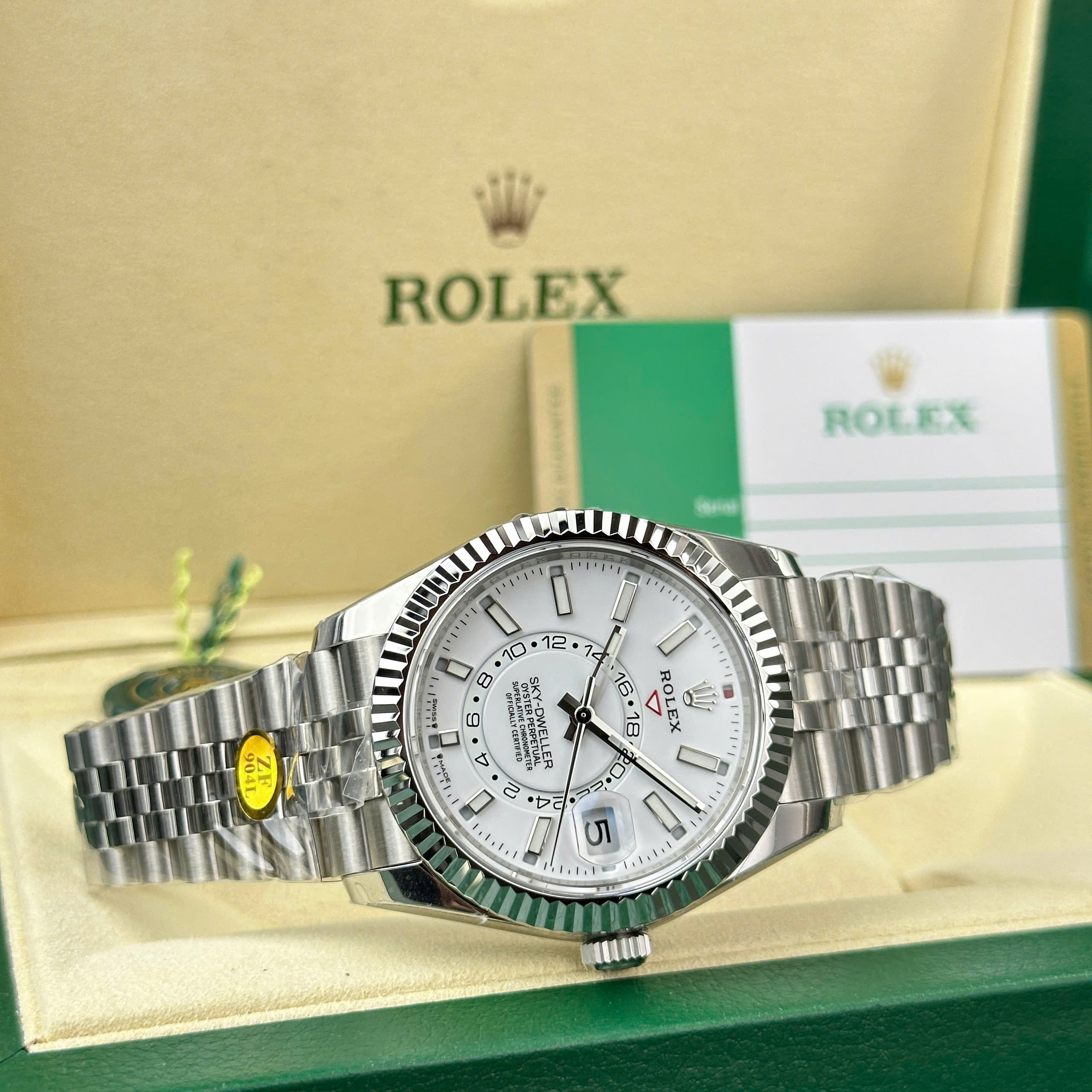 Đồng hồ Rolex Sky-Dweller 326934 Replica 1 1 mặt trắng dây Jubilee 42mm (1) Đồng hồ Rolex Sky-Dweller 326934 Replica 1 1 mặt trắng dây Jubilee 42mm (1)