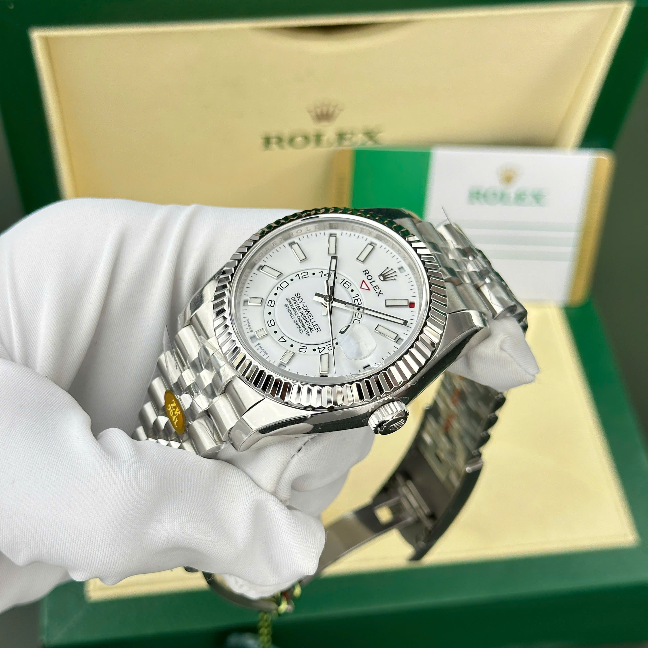 Đồng hồ Rolex Sky-Dweller 326934 Replica 1 1 mặt trắng dây Jubilee 42mm (2) Đồng hồ Rolex Sky-Dweller 326934 Replica 1 1 mặt trắng dây Jubilee 42mm (2)