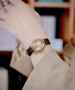 Đồng hồ Versace Glam Chic nữ dây da đen mặt vàng gold Like Auth 30mm (3)