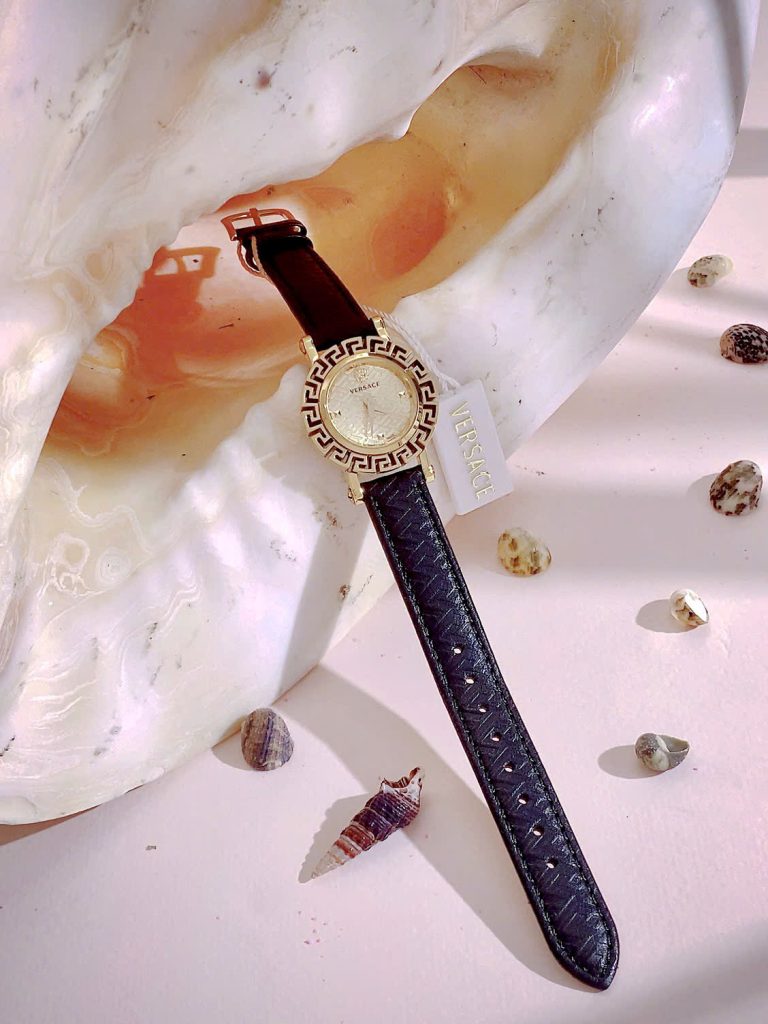Đồng hồ Versace Glam Chic nữ dây da đen mặt vàng gold Like Auth 30mm (3)