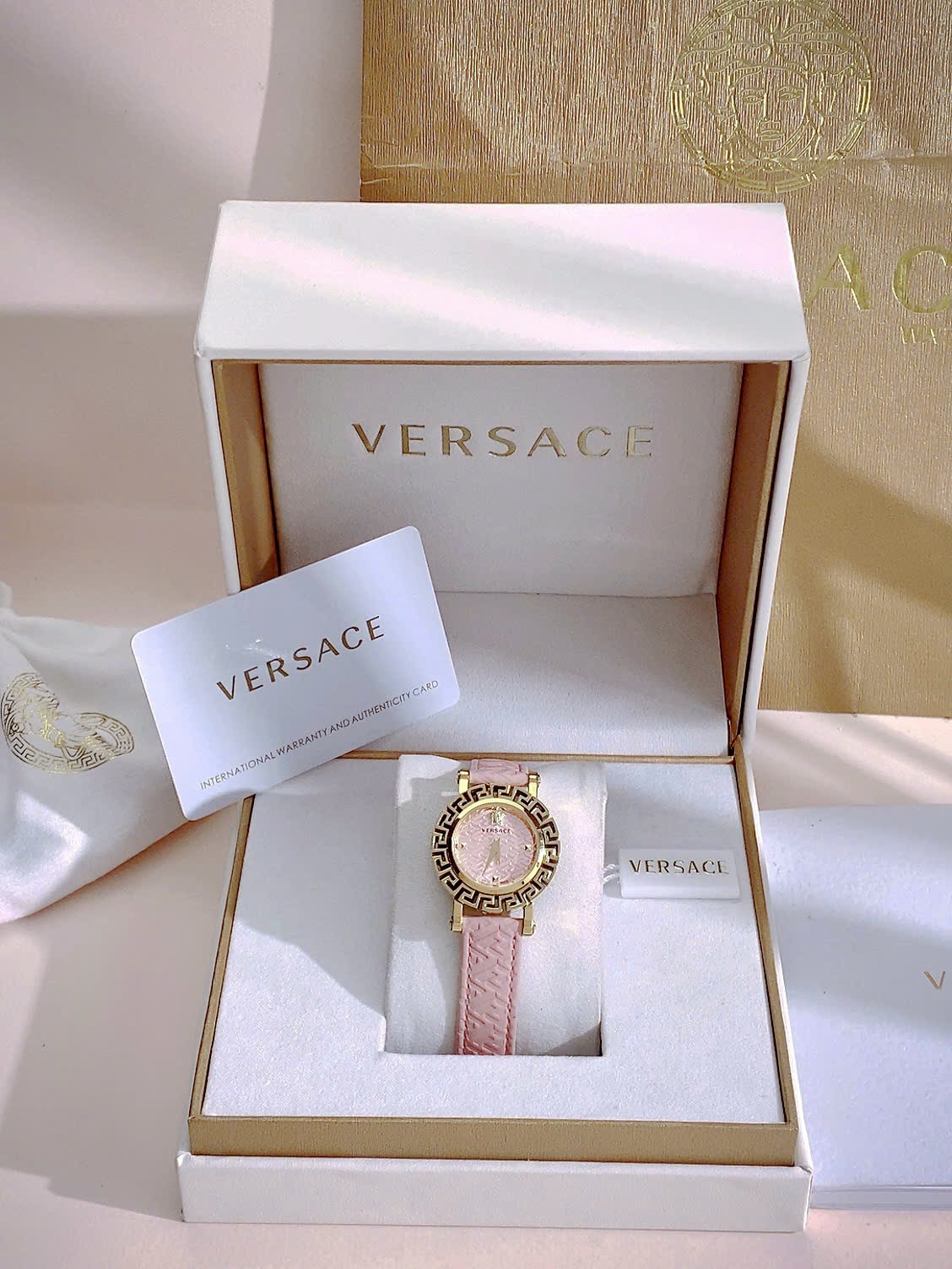 Đồng hồ Versace Glam Chic nữ dây da hồng niềng bông hoa Like Auth 30mm (1) Đồng hồ Versace Glam Chic nữ dây da hồng niềng bông hoa Like Auth 30mm