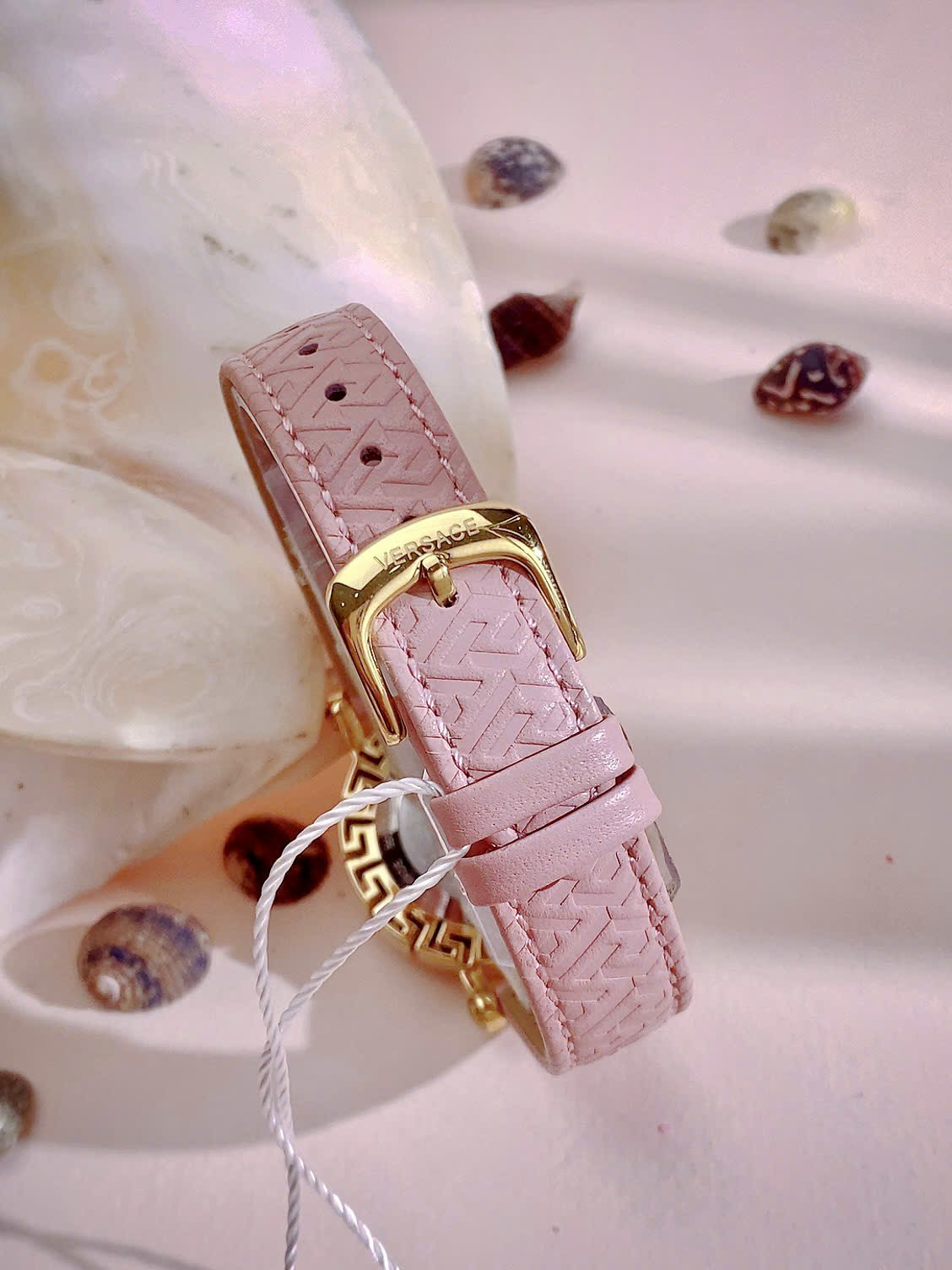 Đồng hồ Versace Glam Chic nữ dây da hồng niềng bông hoa Like Auth 30mm (3) Đồng hồ Versace Glam Chic nữ dây da hồng niềng bông hoa Like Auth 30mm