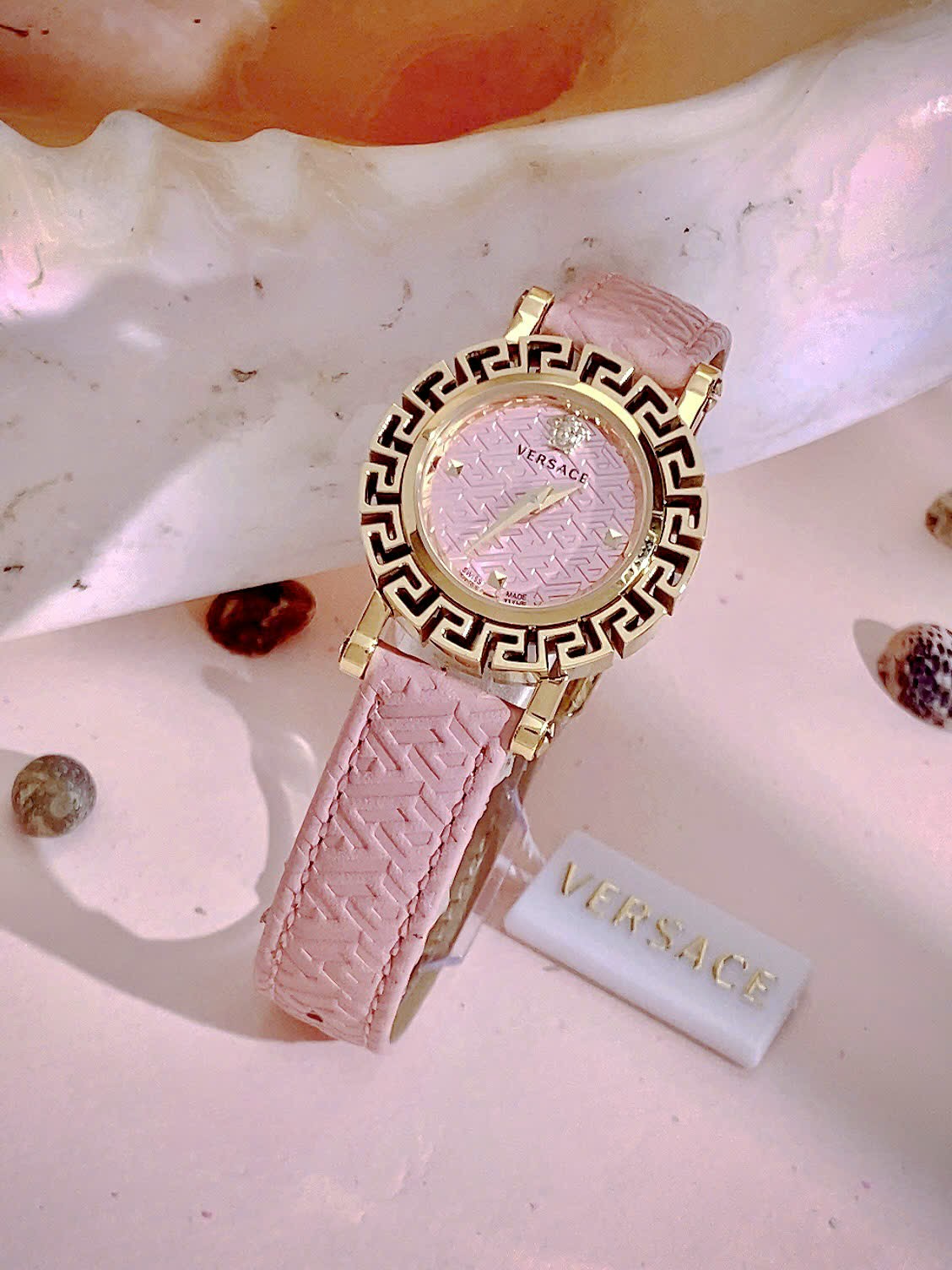 Đồng hồ Versace Glam Chic nữ dây da hồng niềng bông hoa Like Auth 30mm (4) Đồng hồ Versace Glam Chic nữ dây da hồng niềng bông hoa Like Auth 30mm