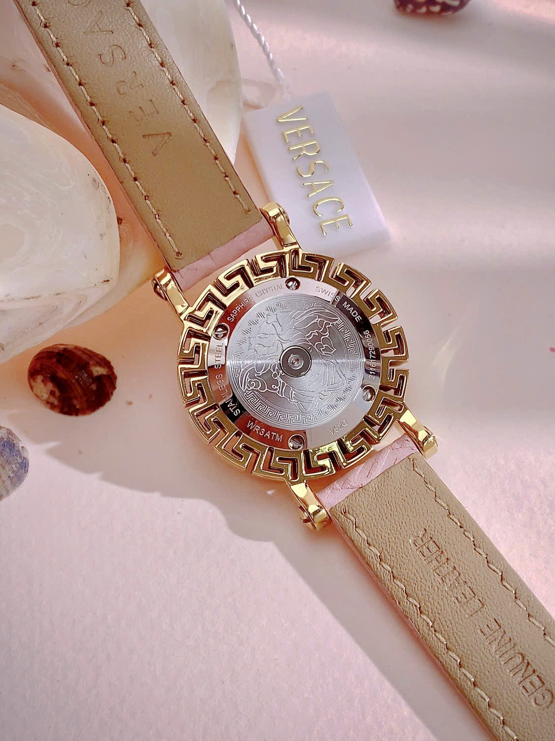 Đồng hồ Versace Glam Chic nữ dây da hồng niềng bông hoa Like Auth 30mm (5) Đồng hồ Versace Glam Chic nữ dây da hồng niềng bông hoa Like Auth 30mm