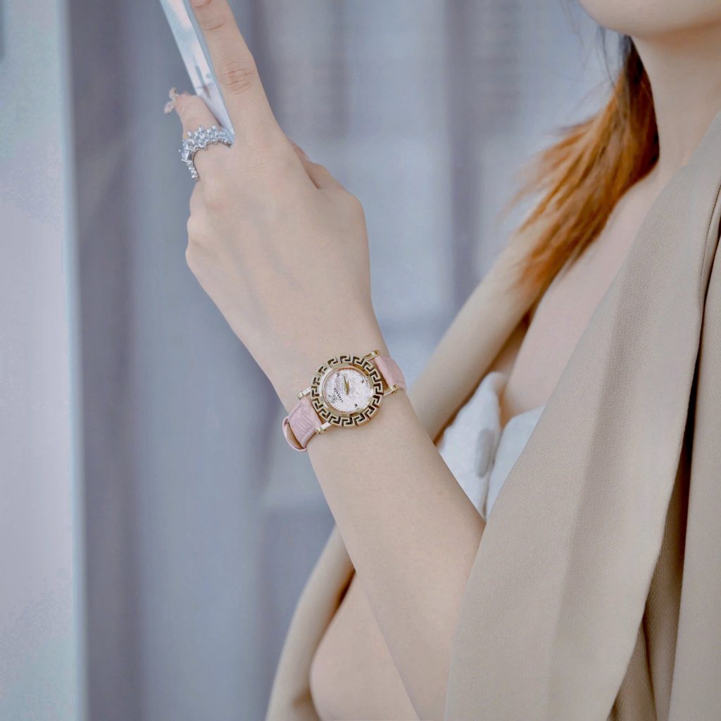 Đồng hồ Versace Glam Chic nữ dây da hồng niềng bông hoa Like Auth 30mm