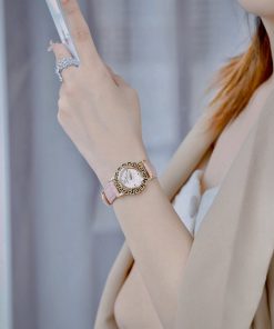 Đồng hồ Versace Glam Chic nữ dây da hồng niềng bông hoa Like Auth 30mm