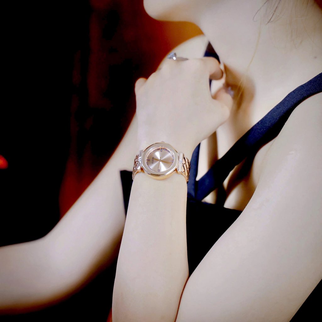 Đồng hồ Guess Rumour nữ dây kim loại cọc số đính đá Like Auth 34mm