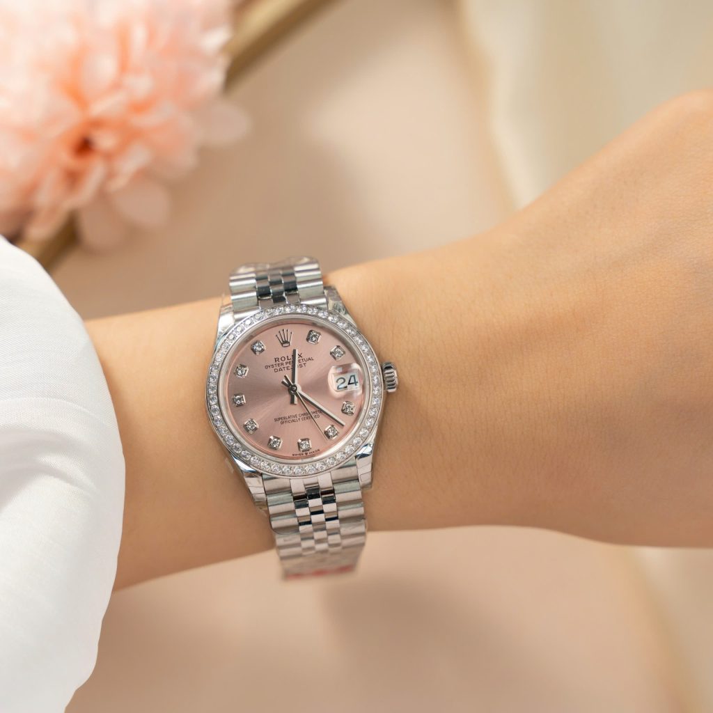 Đồng hồ Rolex DateJust Replica 11 nữ mặt hồng viền đính đá 31mm (2)
