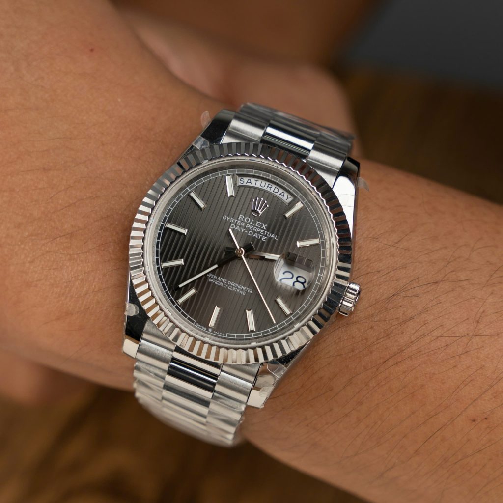 Đồng hồ Rolex Day-Date 228236 Replica 11 cọc số dạ quang mặt đen nhà máy GM 40mm (2)