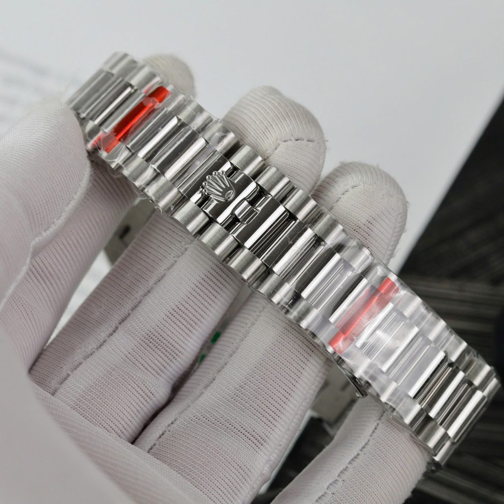 Đồng hồ Fake 11 Day-Date mặt xanh blue đính đá baguette nhà máy EW 40mm (2)