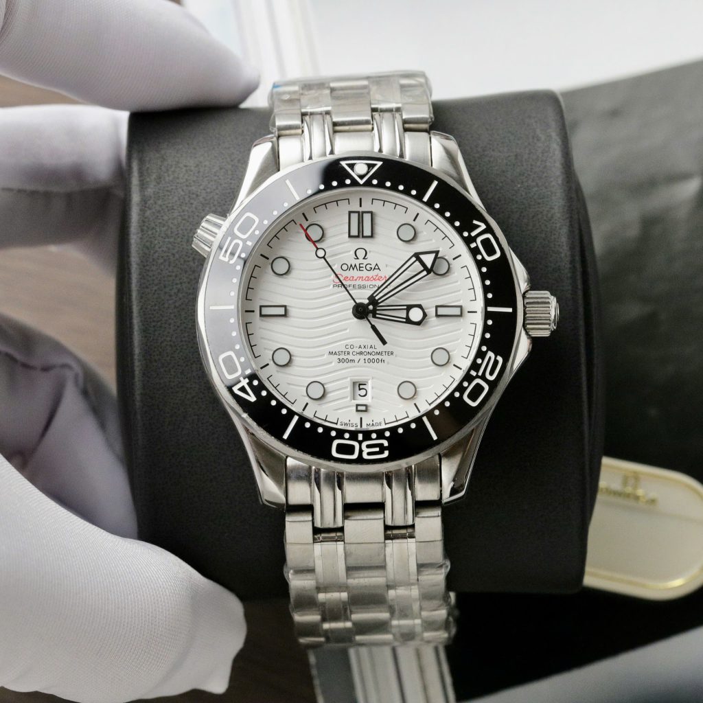 Đồng hồ Fake 11 Omega Seamaster nam mặt trắng dây kim loại 42mm (2)