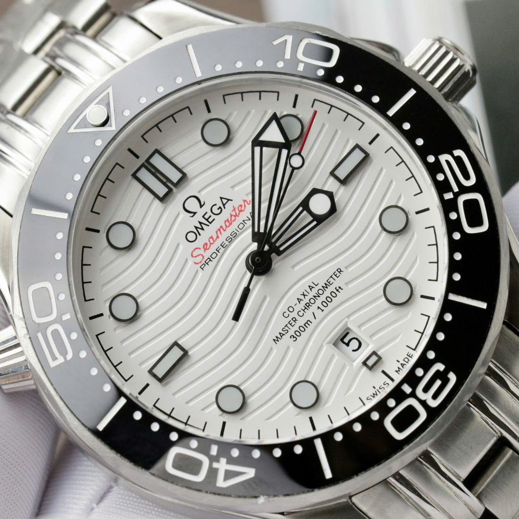 Đồng hồ Fake 11 Omega Seamaster nam mặt trắng dây kim loại 42mm (2)