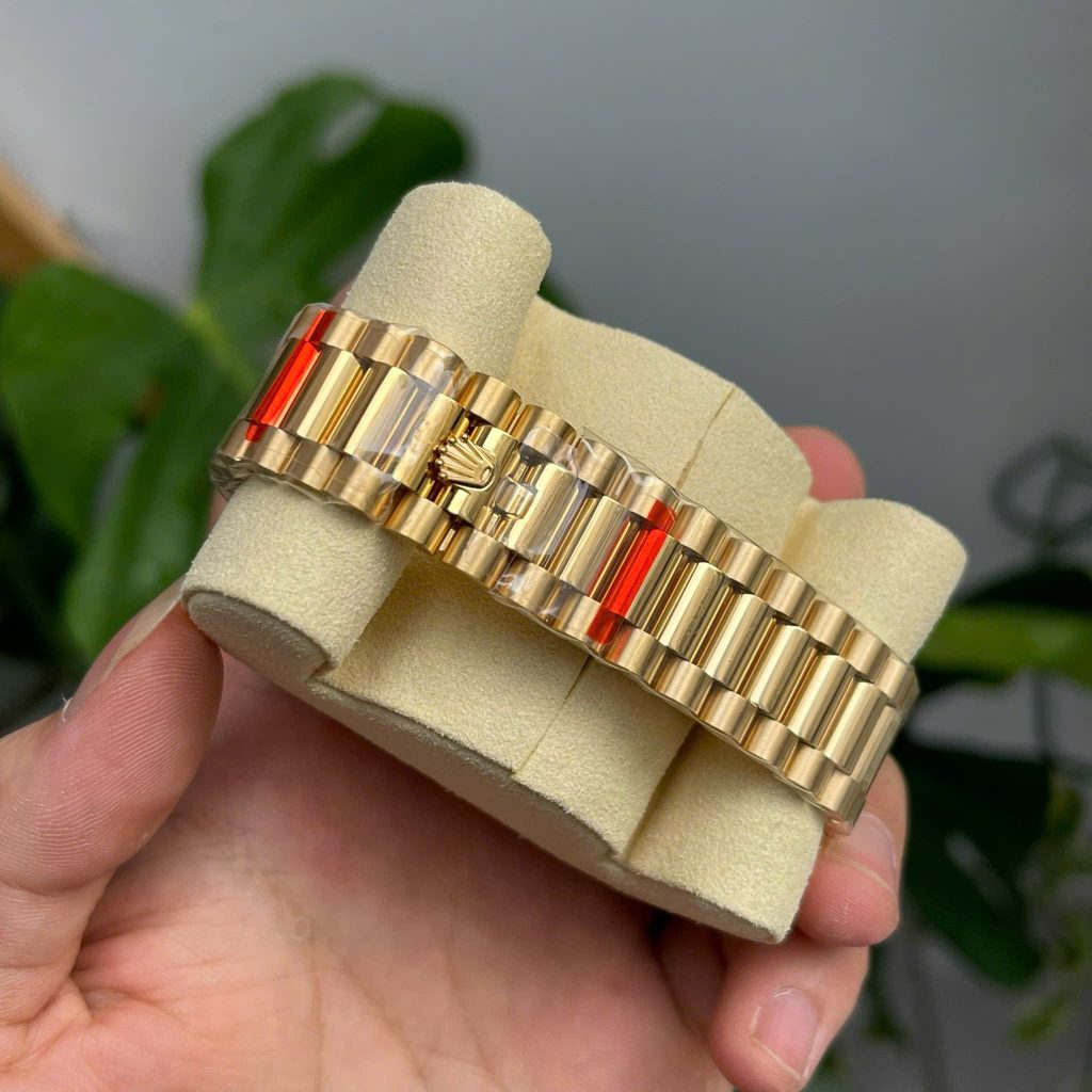 Đồng hồ Fake 11 Rolex Day-Date mặt vàng champagne đính đá 40mm (2)