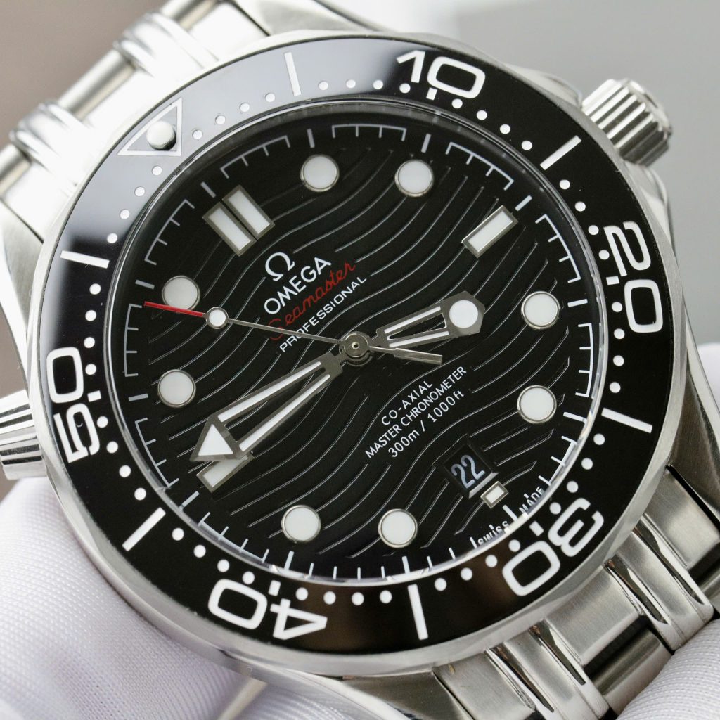 Đồng hồ Fake Thuỵ Sỹ Omega Seamaster nam mặt đen dây kim loại 42mm (2)