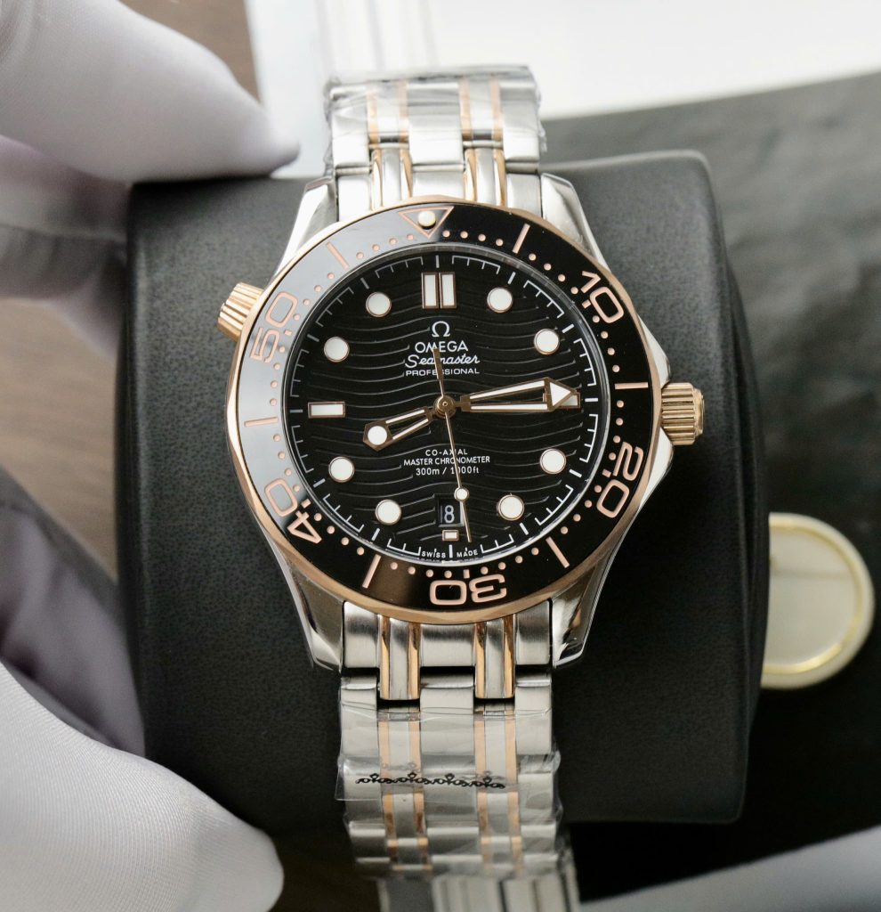 Đồng hồ Omega Seamaster Fake 11 Thuỵ Sỹ demi vàng hồng mặt đen 42mm (2)